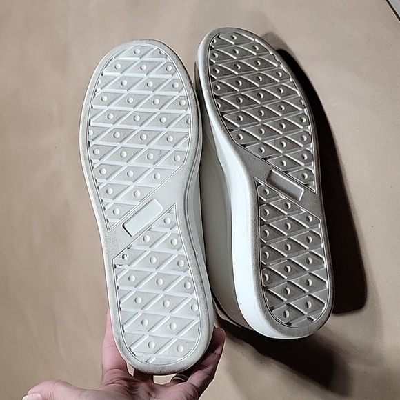 JustFabulous Size 10 White Sneakers Gently Used with Box. - Picture 4 of 6